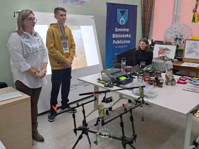 Sala konferencyjna, stoły, akcesoria wędkarskie, Renata Żmijewska, młodzież, okna, rollup biblioteki